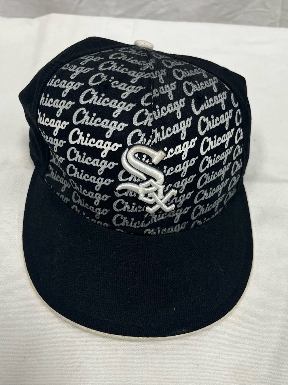 Chicago White Sox New Era White and Black 59FIFTY MLB Hologram Fitted Cap